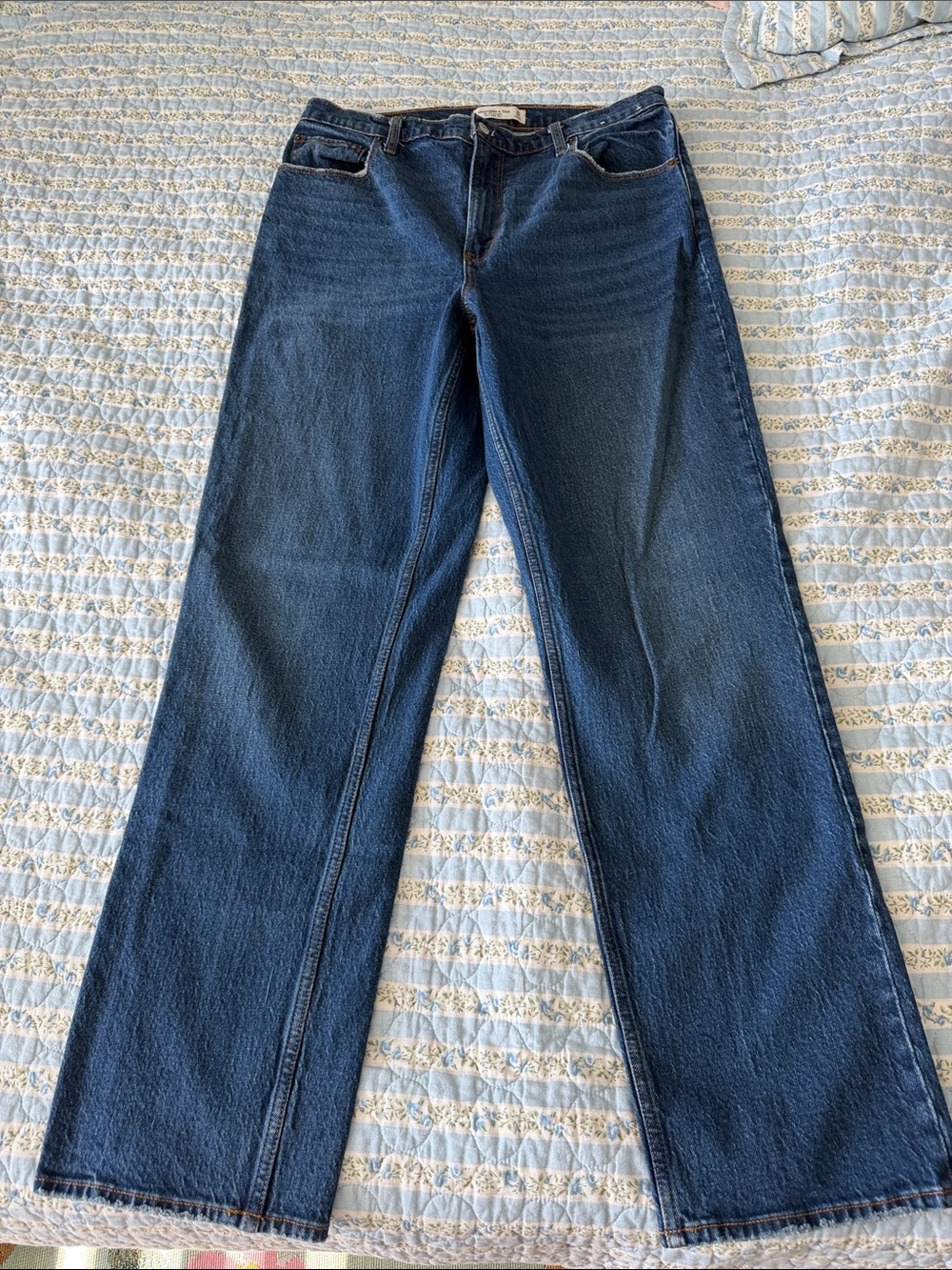 Abercrombie & Fitch Blue The 90’s Straight Jeans with Contrast Stitching. 32L